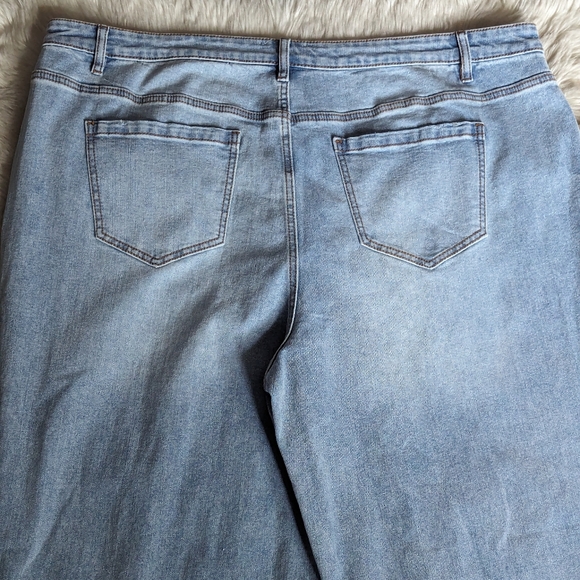 Final Price NWT Eloquii Straight Leg Jeans With Slit in Light Wash - Picture 14 of 14